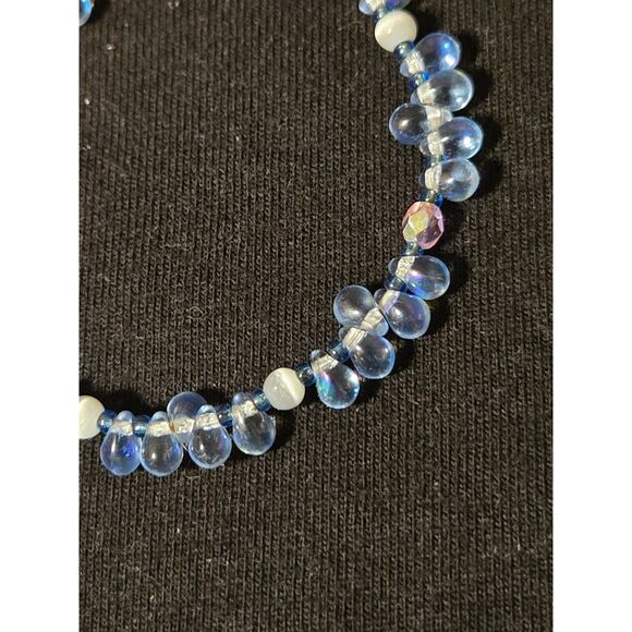 Blue & White Glass Bead Bracelet With Magnetic Gold Clasp - Picture 3 of 6